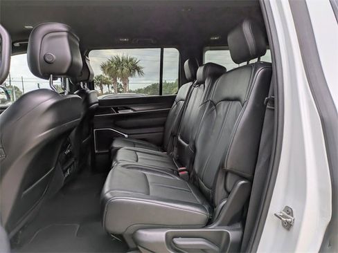 Used 2024 Jeep Wagoneer Series II w/ Flexible Seating Group image 15