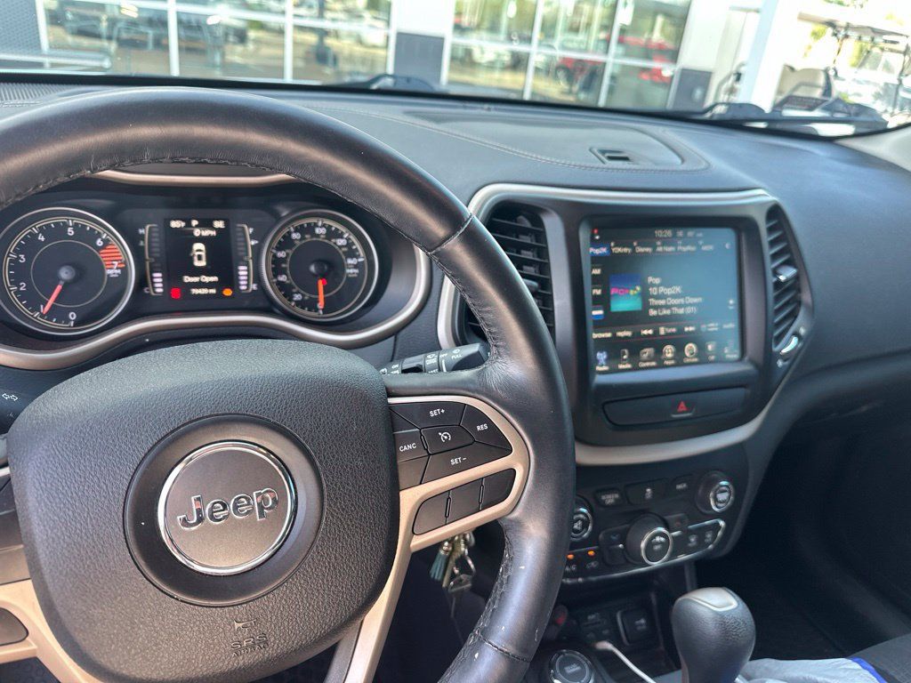 Used 2017 Jeep Cherokee Latitude w/ Cold Weather Group AWD/4WD image 7