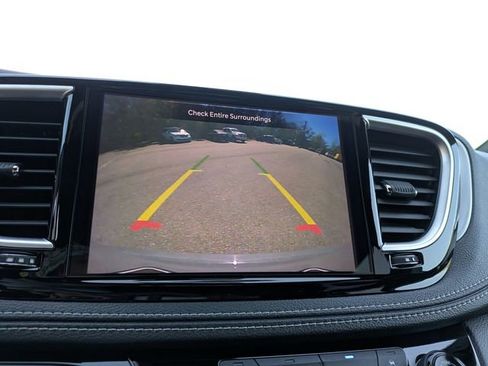 Used 2025 Chrysler Pacifica Limited image 25