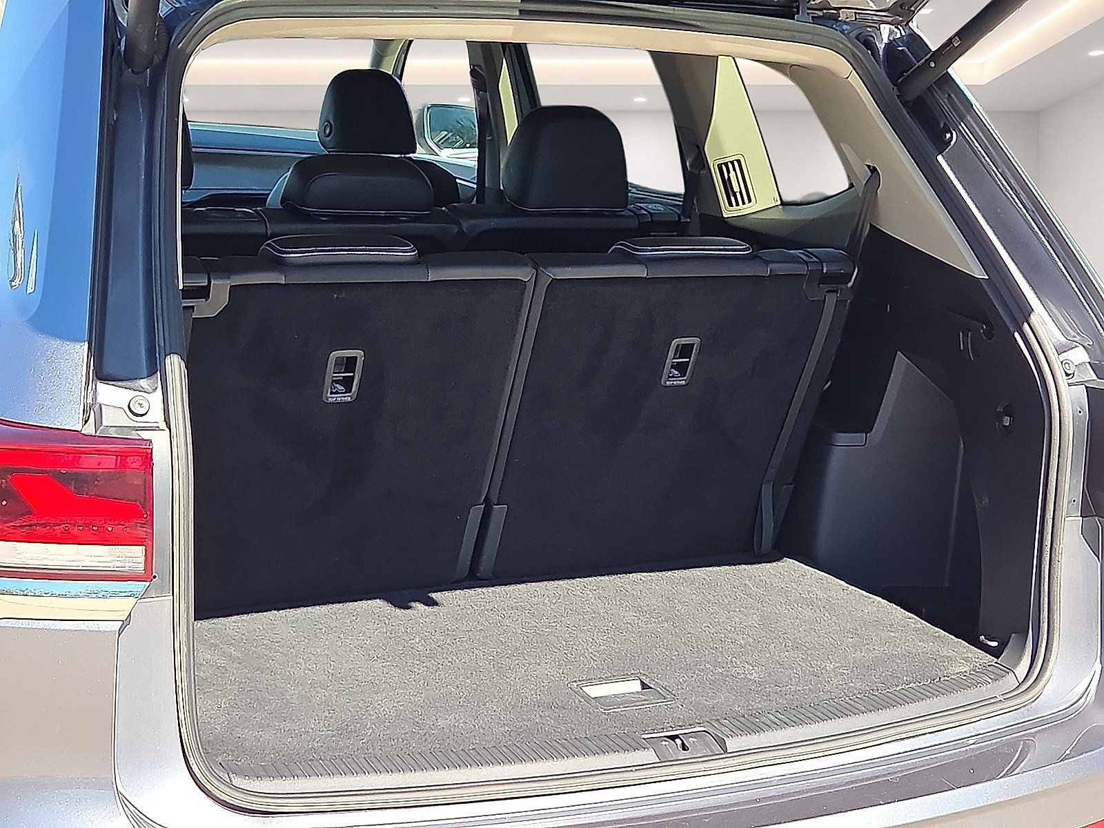 Used 2025 Volkswagen Atlas SE AWD/4WD image 8