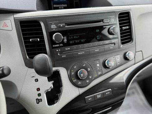 Used 2011 Toyota Sienna LE FWD image 29