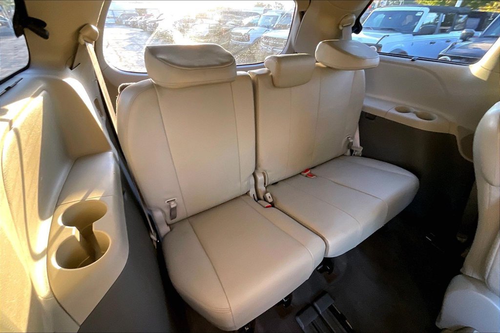 Used 2013 Toyota Sienna XLE FWD image 27