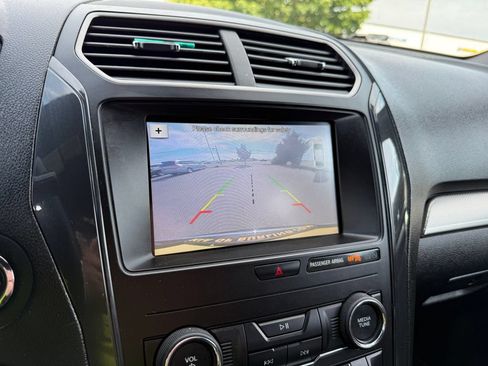 Used 2018 Ford Explorer XLT w/ Equipment Group 201A FWD image 29