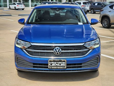 Used 2023 Volkswagen Jetta SE image 2