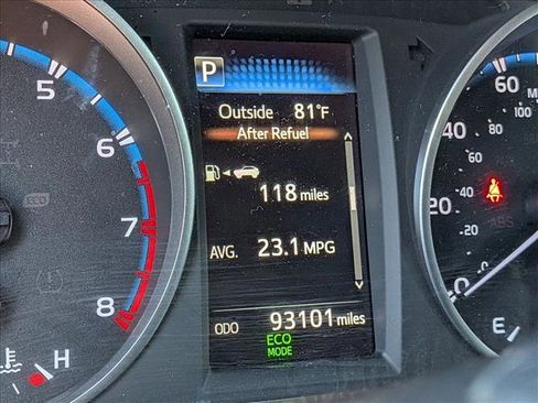 Used 2018 Toyota RAV4 LE FWD image 5