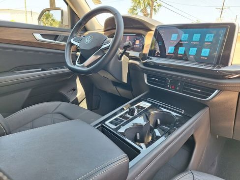 Used 2025 Volkswagen Atlas SE FWD image 25