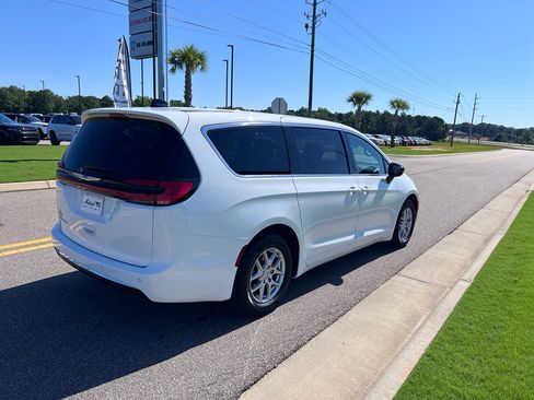 Certified 2025 Chrysler Pacifica Select FWD image 6