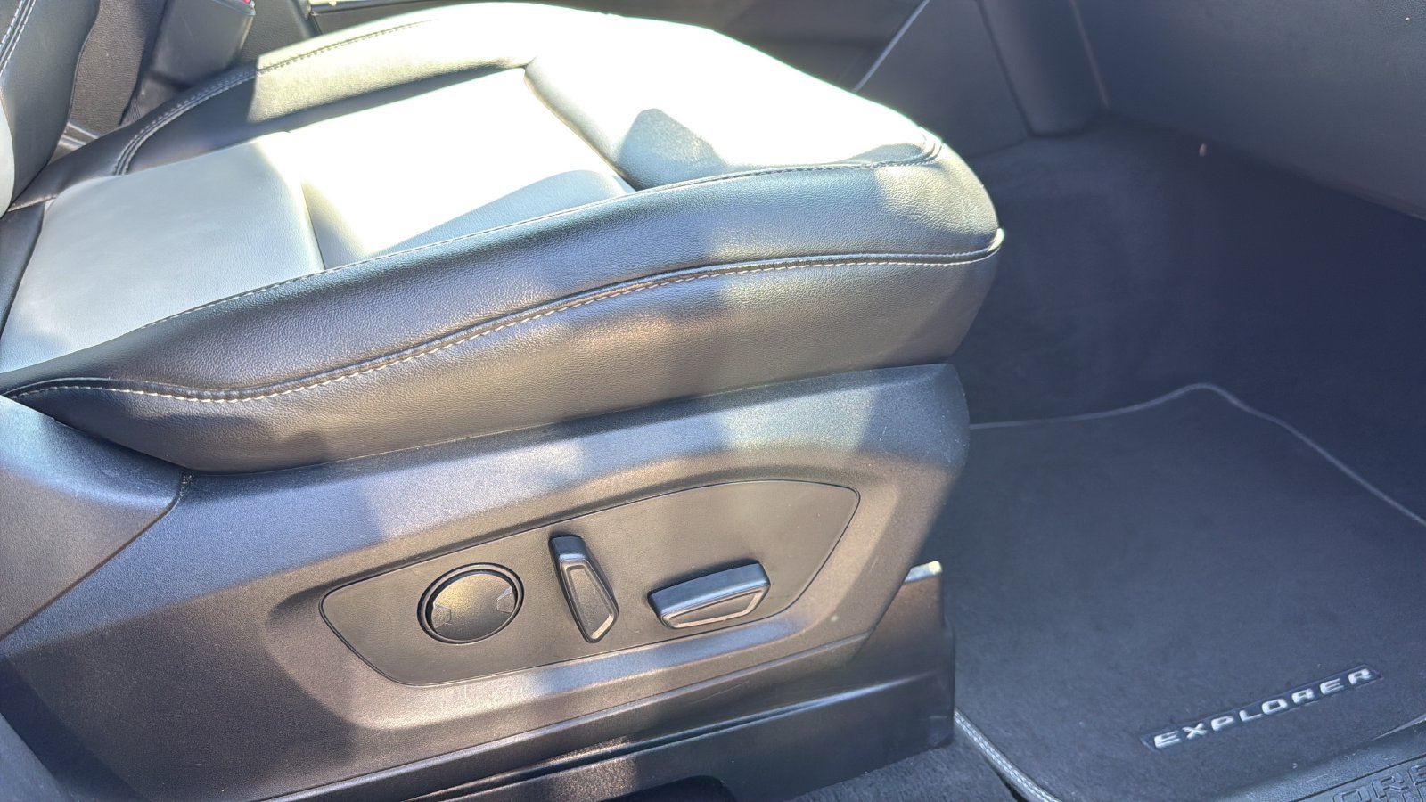 Used 2022 Ford Explorer XLT w/ Equipment Group 202A RWD image 19