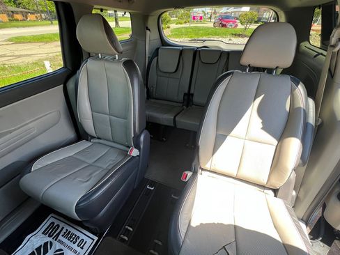 Used 2017 Kia Sedona LX w/ LX Essentials Premium Package FWD image 32