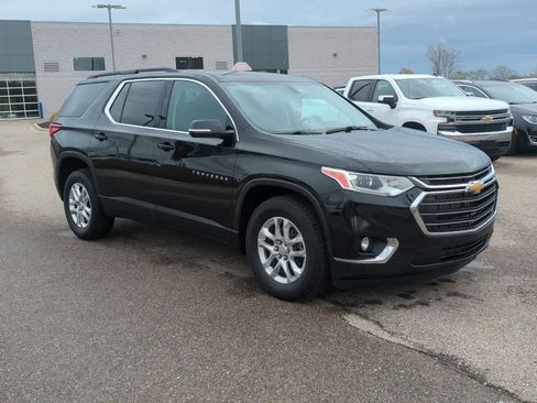 Used 2021 Chevrolet Traverse LT FWD image 2