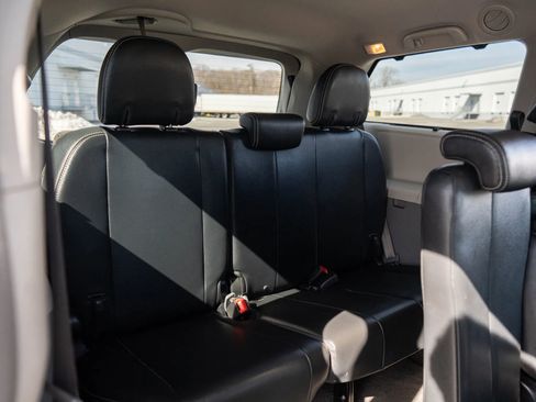 Used 2014 Toyota Sienna SE FWD image 18