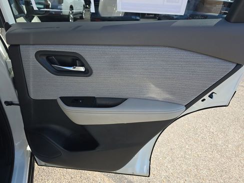 Used 2023 Nissan Rogue SV image 15