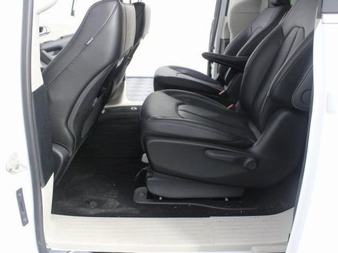 Used 2024 Chrysler Pacifica Select image 17