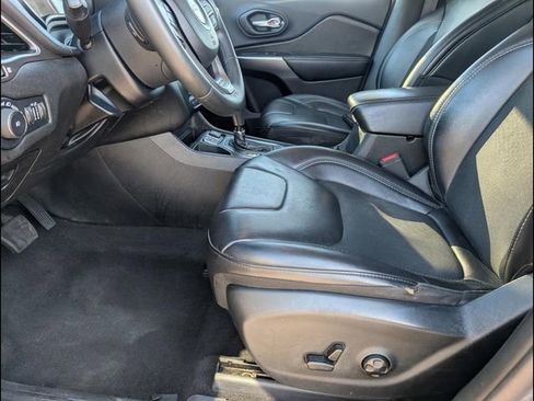 Used 2019 Jeep Cherokee Latitude Plus FWD image 9