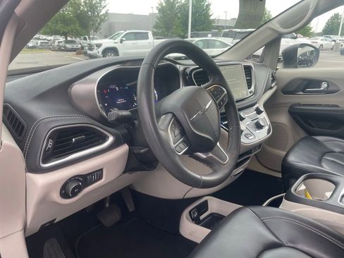 Used 2023 Chrysler Pacifica Touring-L FWD image 9