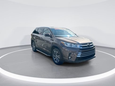 Used 2019 Toyota Highlander XLE FWD image 2