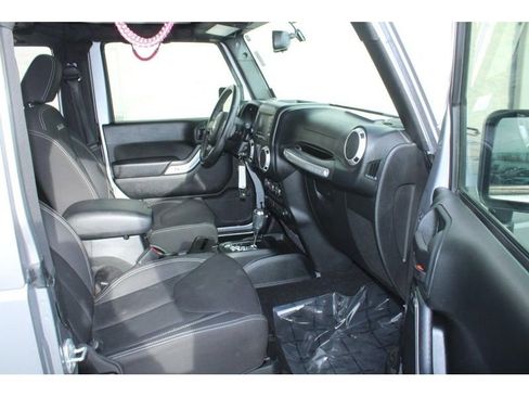 Used 2018 Jeep Wrangler Sahara w/ Connectivity Group image 14