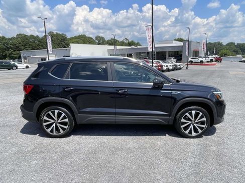 Used 2024 Volkswagen Taos SE FWD image 2