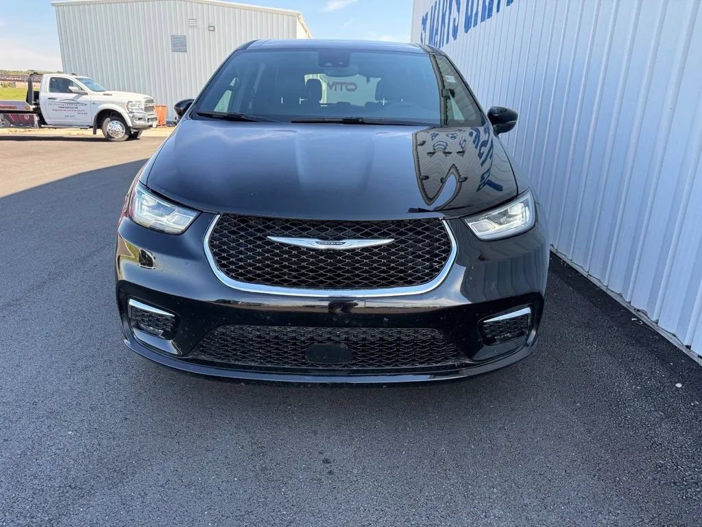 Used 2026 Chrysler Pacifica Select FWD image 3