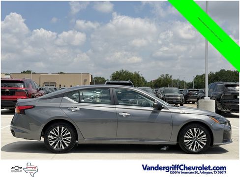 Used 2025 Nissan Altima 2.5 SV FWD image 3