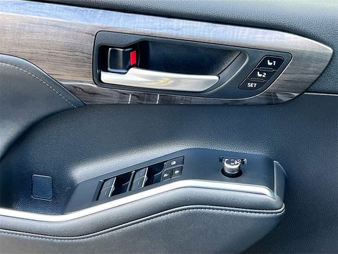 Used 2023 Toyota Highlander Platinum image 17