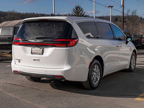 New 2026 Chrysler Pacifica Select image 4