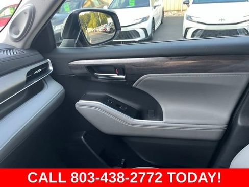 Used 2023 Toyota Highlander Limited FWD image 29