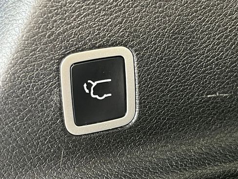 Used 2025 Chrysler Pacifica Limited image 24