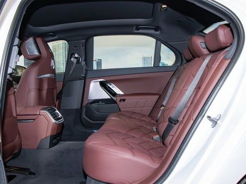 Used 2025 BMW 760i xDrive image 23