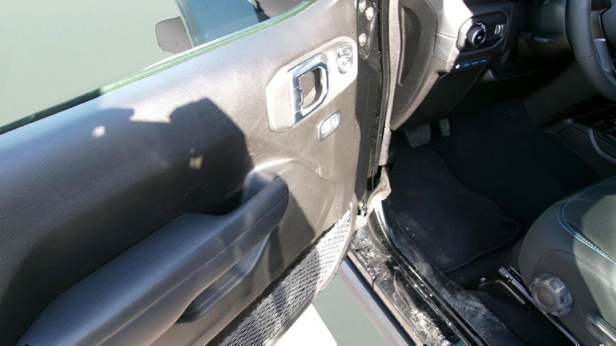 Used 2025 Jeep Wrangler Unlimited Rubicon 4xe w/ Safety Group AWD/4WD image 9