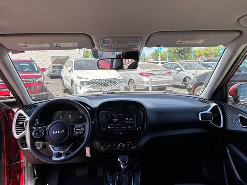 Used 2025 Kia Soul LX w/ LX Technology Package FWD image 31