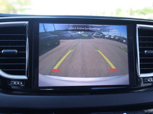 Used 2024 Chrysler Pacifica Touring-L FWD image 20