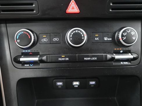 Certified 2024 Kia Carnival LX FWD image 18
