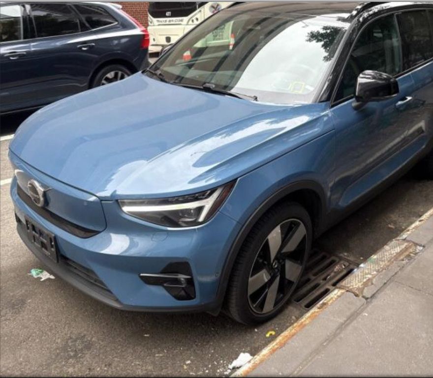 Used 2024 Volvo XC40 Recharge Ultimate w/ Protection Package Premier RWD image 1