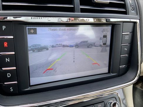 Used 2017 Lincoln Continental Premiere image 27