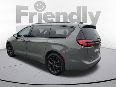 Used 2025 Chrysler Pacifica Limited AWD/4WD image 3