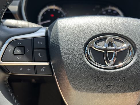 Used 2023 Toyota Highlander XLE FWD image 5