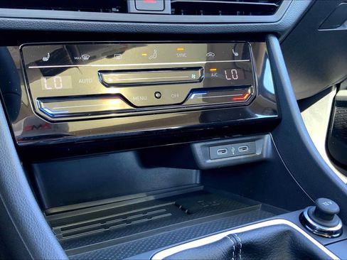 New 2026 Volkswagen Jetta SE FWD image 18