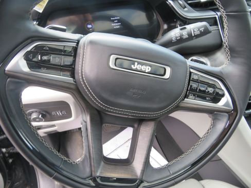 Used 2023 Jeep Grand Cherokee Overland w/ Adv Protech Group III image 15