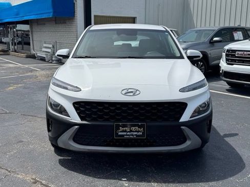 Used 2023 Hyundai Kona SE FWD image 2