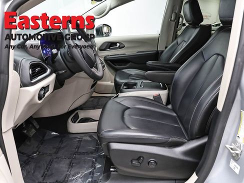 Used 2023 Chrysler Pacifica Touring-L FWD image 14