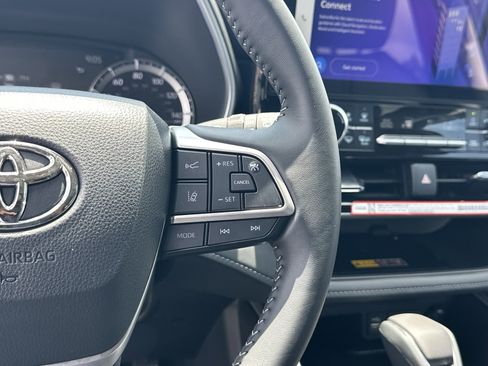 Used 2025 Toyota Highlander XLE AWD/4WD image 29