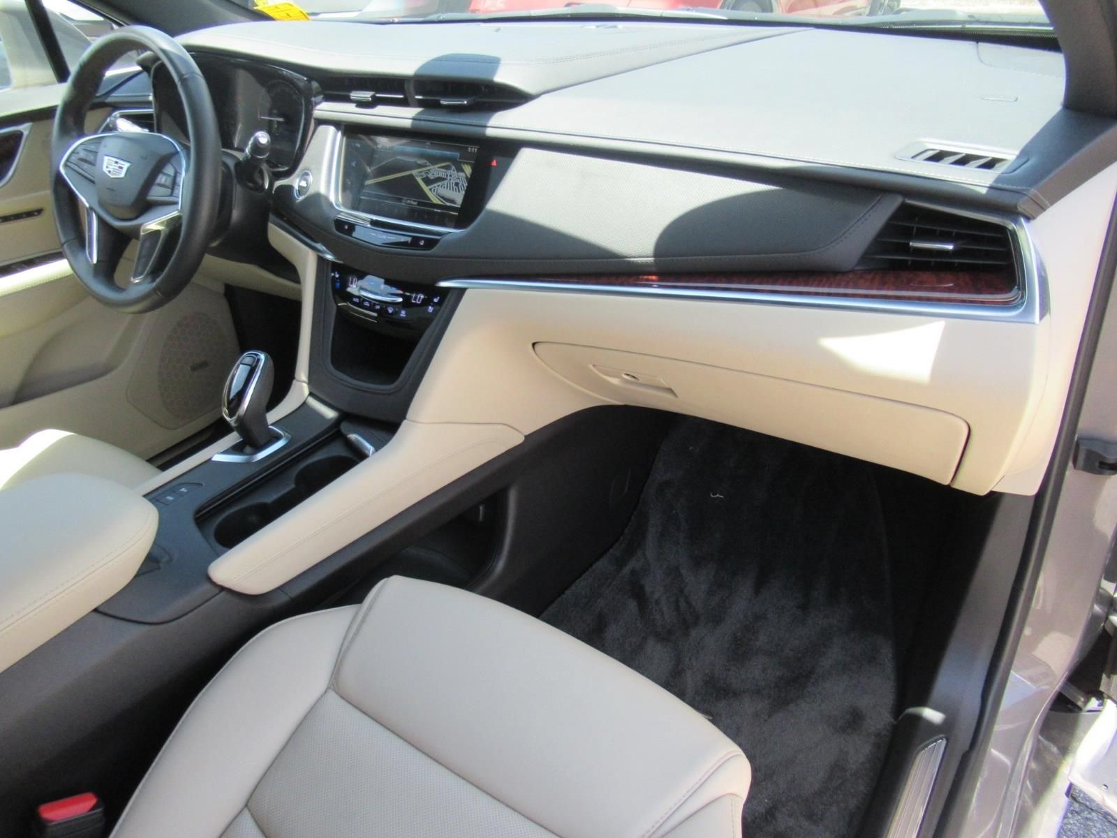 Used 2018 Cadillac XT5 Premium Luxury w/ Driver Assist Package AWD/4WD image 11
