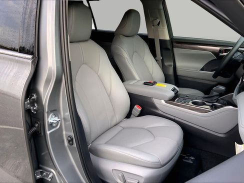 Used 2026 Toyota Highlander Limited AWD/4WD image 9