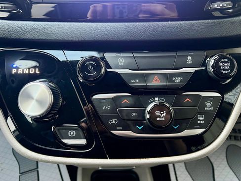 Used 2024 Chrysler Voyager LX image 24