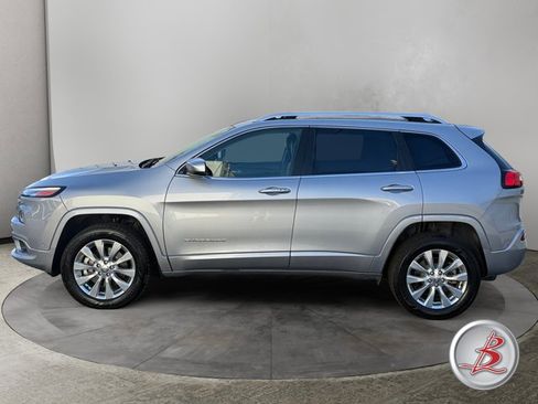 Used 2017 Jeep Cherokee Overland w/ Technology Group AWD/4WD image 4