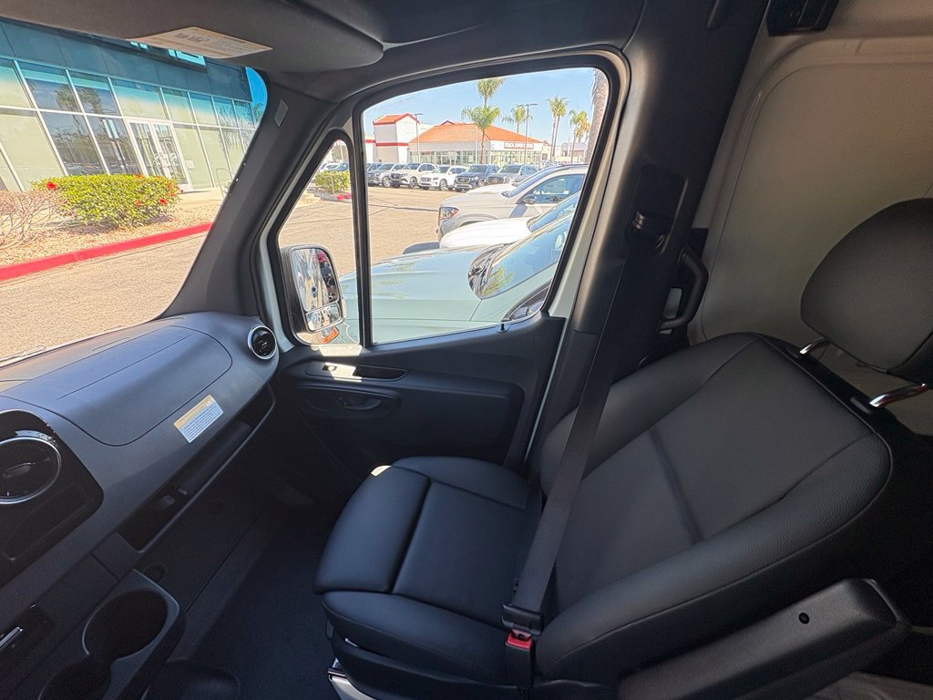 Used 2025 Mercedes-Benz Sprinter 2500 image 9