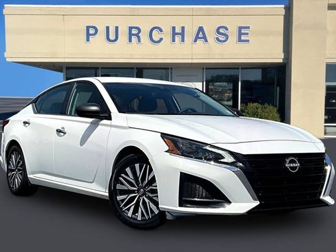Used 2025 Nissan Altima 2.5 SV FWD image 1