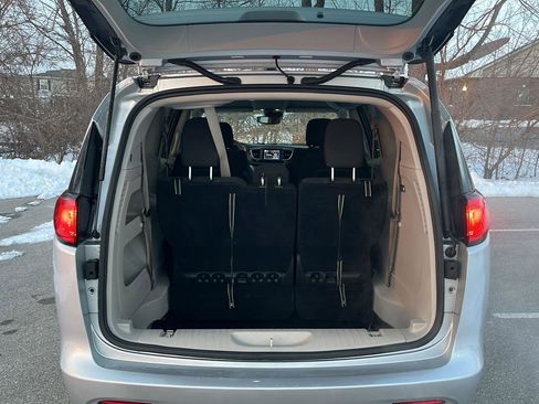 Used 2023 Chrysler Voyager LX image 5