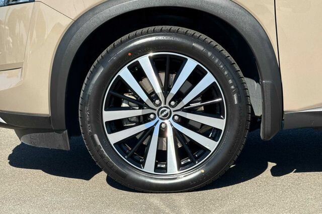 Used 2023 Nissan Pathfinder Platinum w/ Cargo Package AWD/4WD image 27